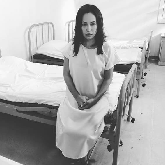 Behind-The-Scenes Ana Abad Santos aka Eva do between takes