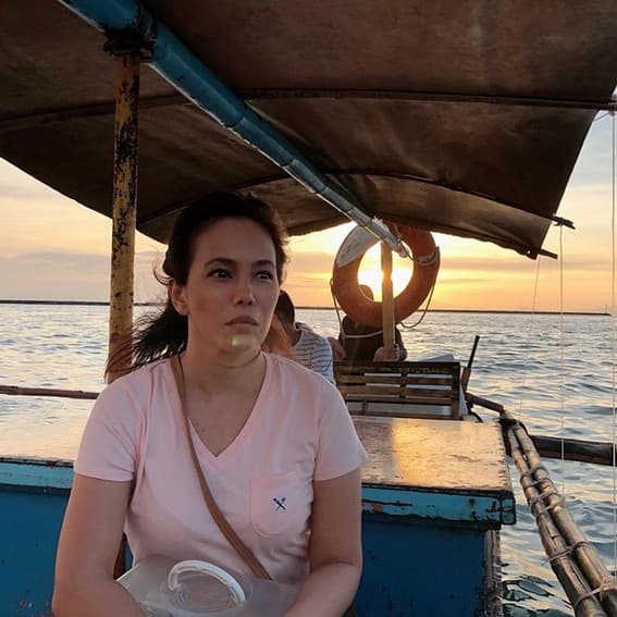 Behind-The-Scenes Ana Abad Santos aka Eva do between takes