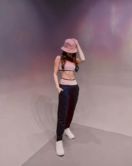 Kira Balinger sexy body