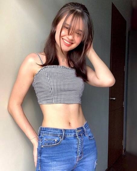 Kira Balinger sexy body
