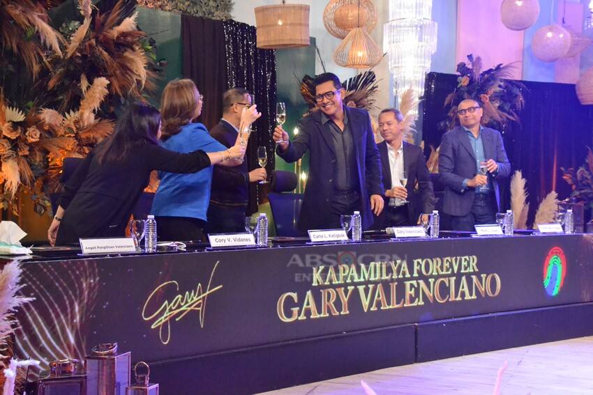 IN PHOTOS: Gary V, pumirma ng bagong kontrata sa ABS-CBN