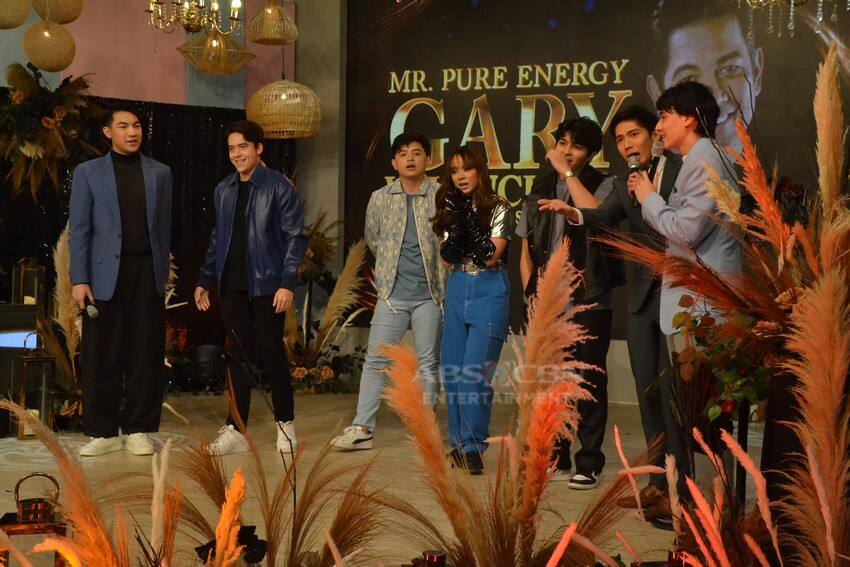 IN PHOTOS: Gary V, pumirma ng bagong kontrata sa ABS-CBN