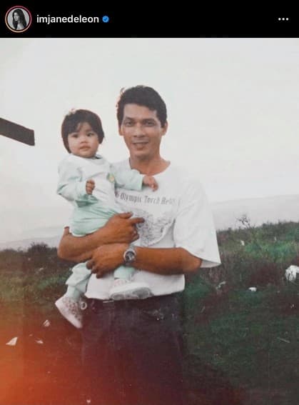 Jane De Leon with her family