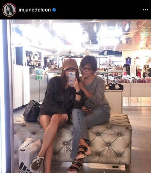 Jane De Leon with her family