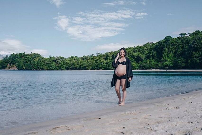 Isabel oil prats baby bump bikini