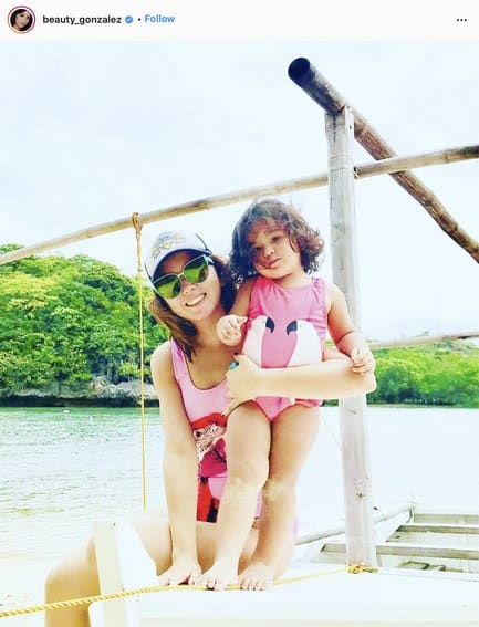 Celebrity moms and their adorable daughters matching outfit