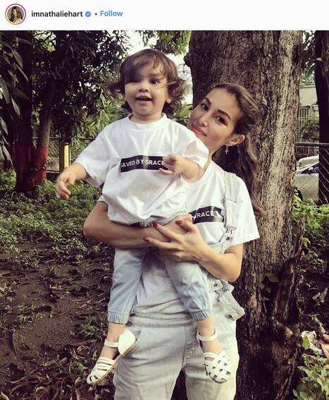 Celebrity moms and their adorable daughters matching outfit