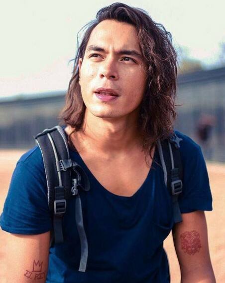 Male celebrities with long hair
