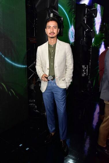 These photos of Kapamilya heartthrobs during the ABS-CBN Christmas Special 2022 will surely sweep you off your feet! 