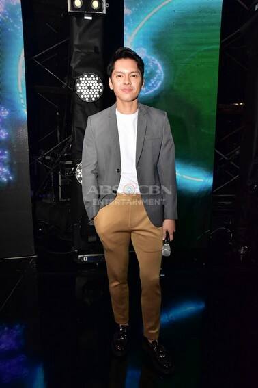 These photos of Kapamilya heartthrobs during the ABS-CBN Christmas Special 2022 will surely sweep you off your feet! 