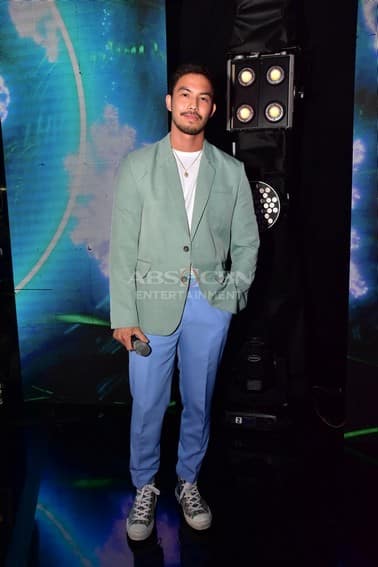 These photos of Kapamilya heartthrobs during the ABS-CBN Christmas Special 2022 will surely sweep you off your feet! 