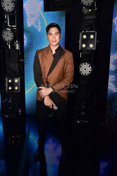 These photos of Kapamilya heartthrobs during the ABS-CBN Christmas Special 2022 will surely sweep you off your feet! 