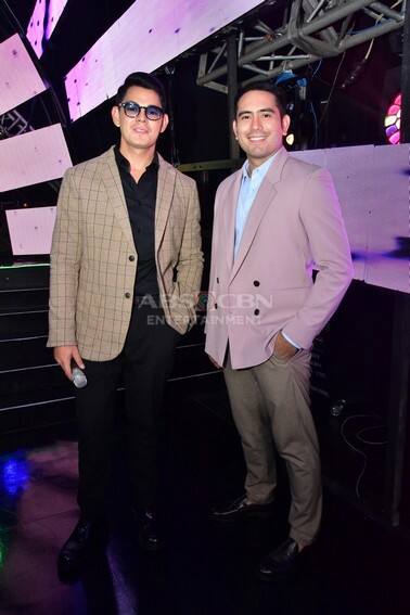 These photos of Kapamilya heartthrobs during the ABS-CBN Christmas Special 2022 will surely sweep you off your feet! 