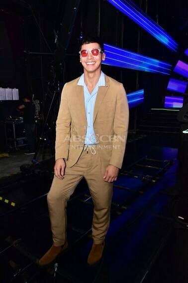 These photos of Kapamilya heartthrobs during the ABS-CBN Christmas Special 2022 will surely sweep you off your feet! 