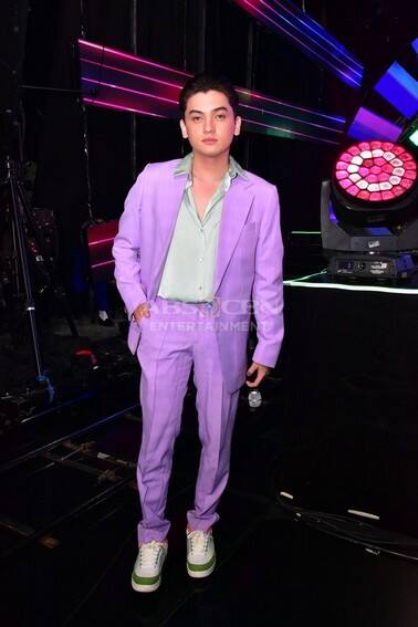 These photos of Kapamilya heartthrobs during the ABS-CBN Christmas Special 2022 will surely sweep you off your feet! 