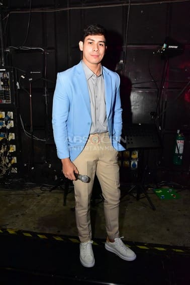 These photos of Kapamilya heartthrobs during the ABS-CBN Christmas Special 2022 will surely sweep you off your feet! 