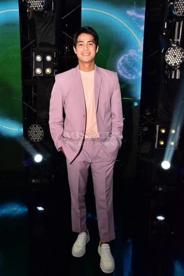 These photos of Kapamilya heartthrobs during the ABS-CBN Christmas Special 2022 will surely sweep you off your feet! 