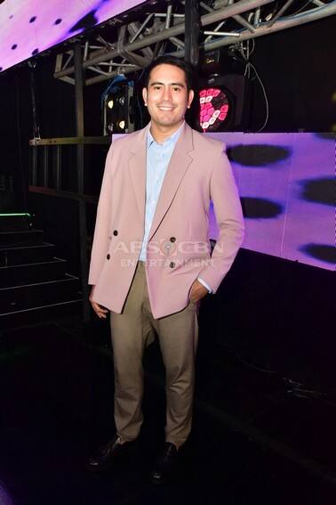 These photos of Kapamilya heartthrobs during the ABS-CBN Christmas Special 2022 will surely sweep you off your feet! 