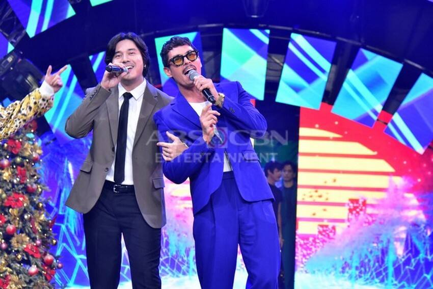 These photos of Kapamilya heartthrobs during the ABS-CBN Christmas Special 2022 will surely sweep you off your feet! 
