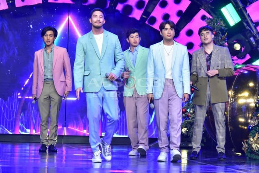 These photos of Kapamilya heartthrobs during the ABS-CBN Christmas Special 2022 will surely sweep you off your feet! 
