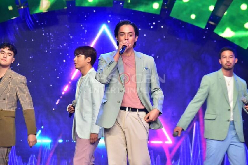 These photos of Kapamilya heartthrobs during the ABS-CBN Christmas Special 2022 will surely sweep you off your feet! 