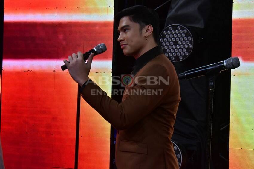 These photos of Kapamilya heartthrobs during the ABS-CBN Christmas Special 2022 will surely sweep you off your feet! 