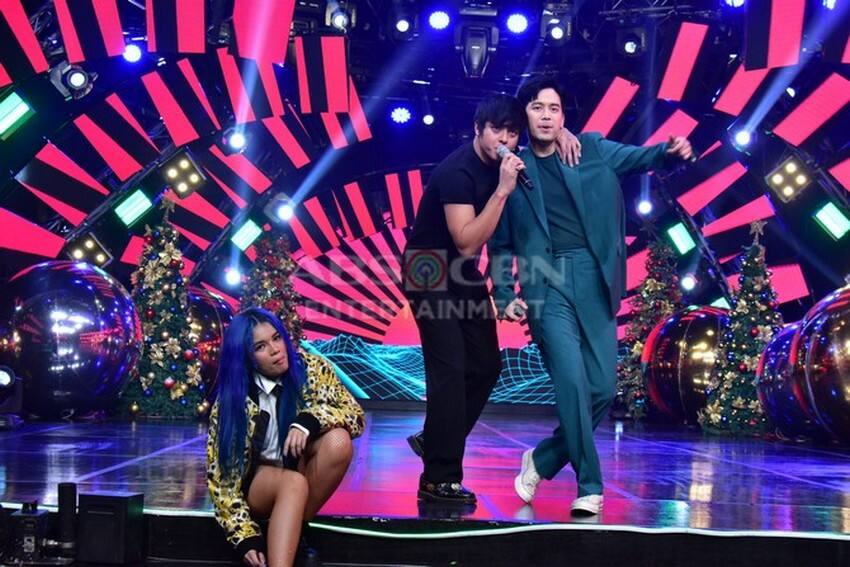 These photos of Kapamilya heartthrobs during the ABS-CBN Christmas Special 2022 will surely sweep you off your feet! 