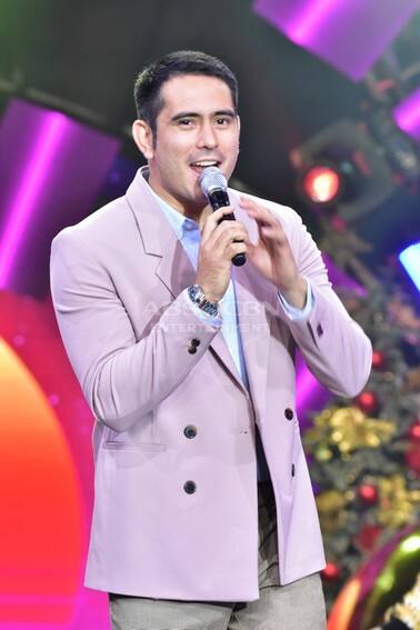 These photos of Kapamilya heartthrobs during the ABS-CBN Christmas Special 2022 will surely sweep you off your feet! 