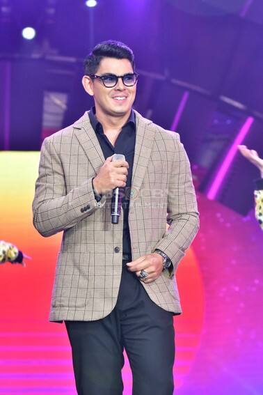 These photos of Kapamilya heartthrobs during the ABS-CBN Christmas Special 2022 will surely sweep you off your feet! 