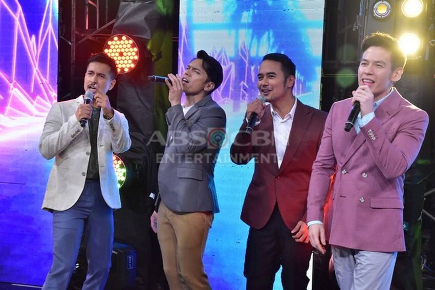 These photos of Kapamilya heartthrobs during the ABS-CBN Christmas Special 2022 will surely sweep you off your feet! 