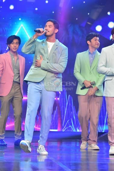 These photos of Kapamilya heartthrobs during the ABS-CBN Christmas Special 2022 will surely sweep you off your feet! 