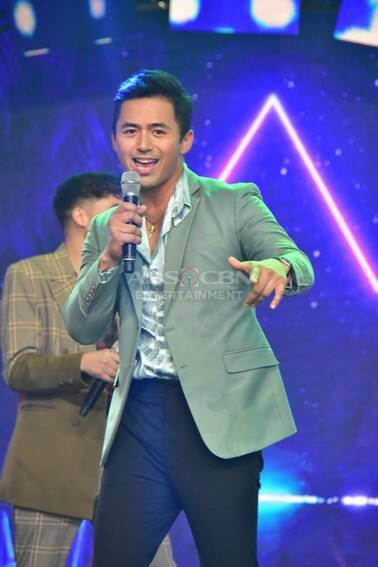 These photos of Kapamilya heartthrobs during the ABS-CBN Christmas Special 2022 will surely sweep you off your feet! 