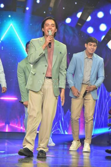 These photos of Kapamilya heartthrobs during the ABS-CBN Christmas Special 2022 will surely sweep you off your feet! 