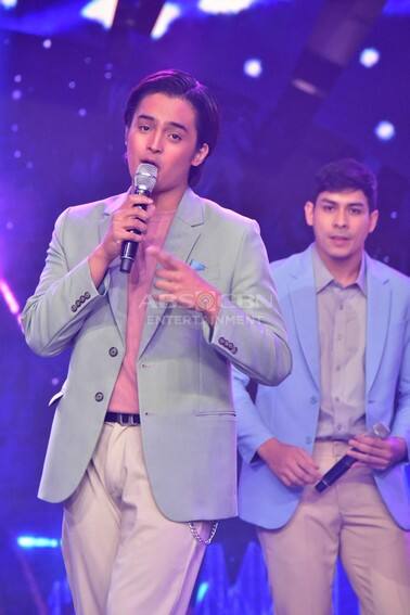 These photos of Kapamilya heartthrobs during the ABS-CBN Christmas Special 2022 will surely sweep you off your feet! 