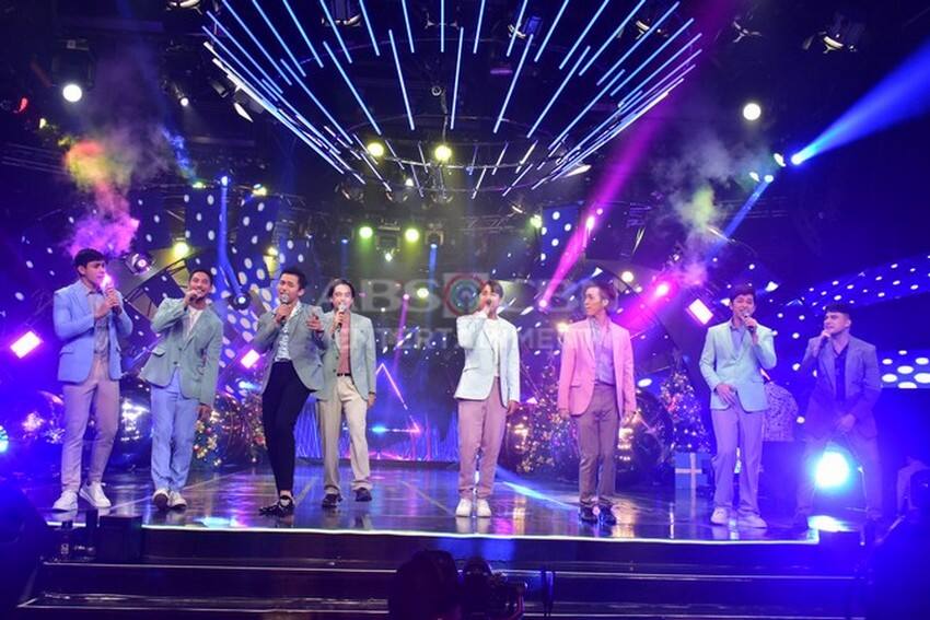 These photos of Kapamilya heartthrobs during the ABS-CBN Christmas Special 2022 will surely sweep you off your feet! 
