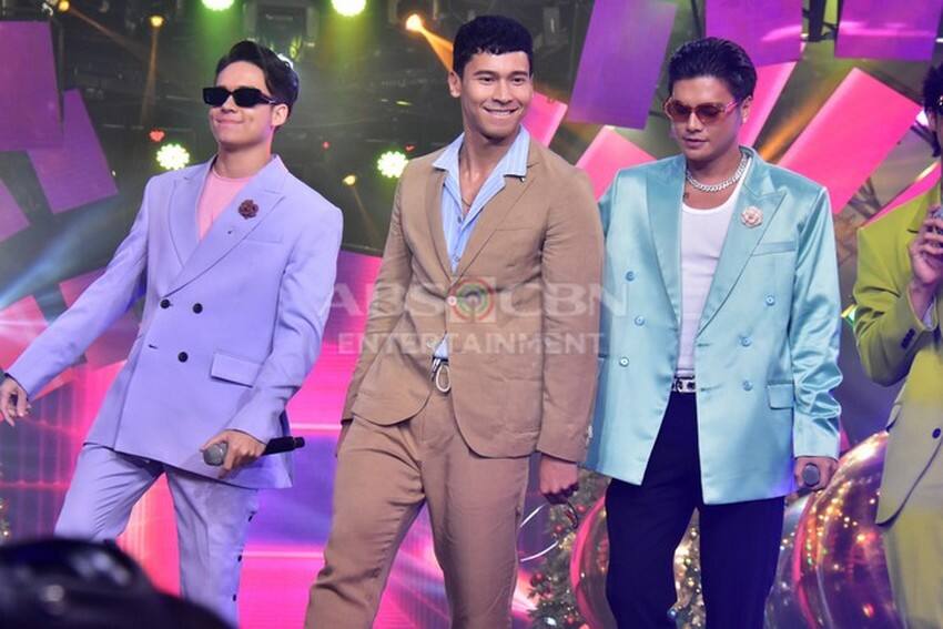 These photos of Kapamilya heartthrobs during the ABS-CBN Christmas Special 2022 will surely sweep you off your feet! 