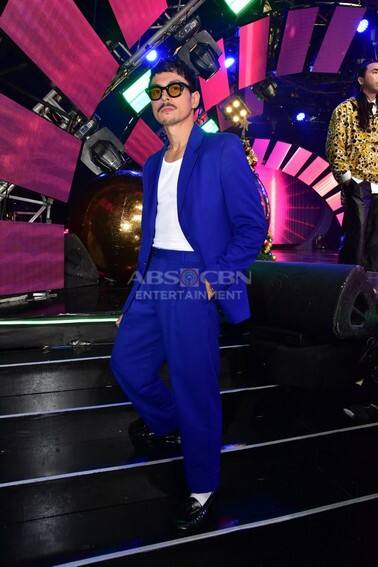 These photos of Kapamilya heartthrobs during the ABS-CBN Christmas Special 2022 will surely sweep you off your feet! 