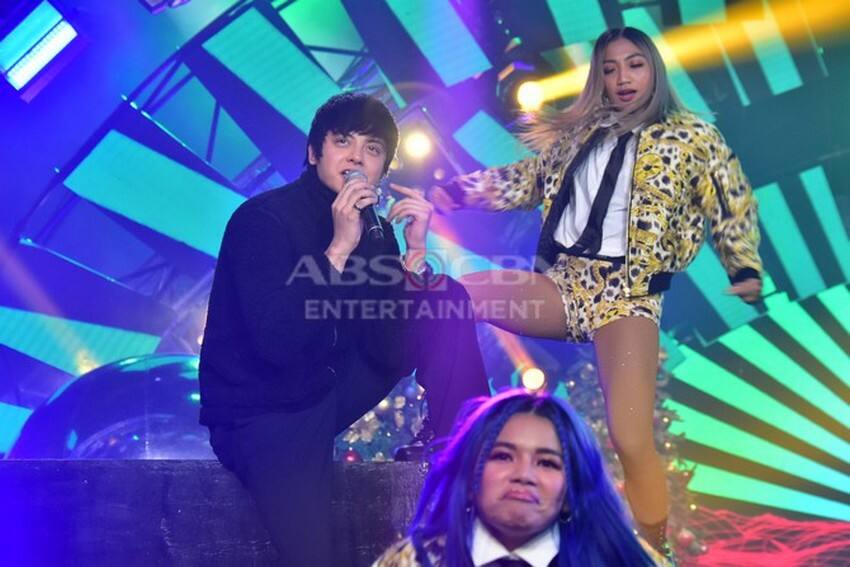 These photos of Kapamilya heartthrobs during the ABS-CBN Christmas Special 2022 will surely sweep you off your feet! 