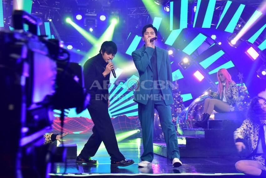 These photos of Kapamilya heartthrobs during the ABS-CBN Christmas Special 2022 will surely sweep you off your feet! 