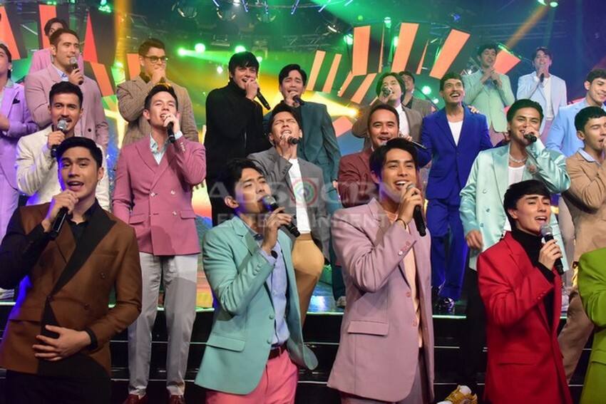 These photos of Kapamilya heartthrobs during the ABS-CBN Christmas Special 2022 will surely sweep you off your feet!