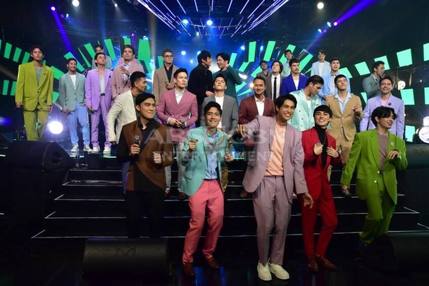 These photos of Kapamilya heartthrobs during the ABS-CBN Christmas Special 2022 will surely sweep you off your feet! 