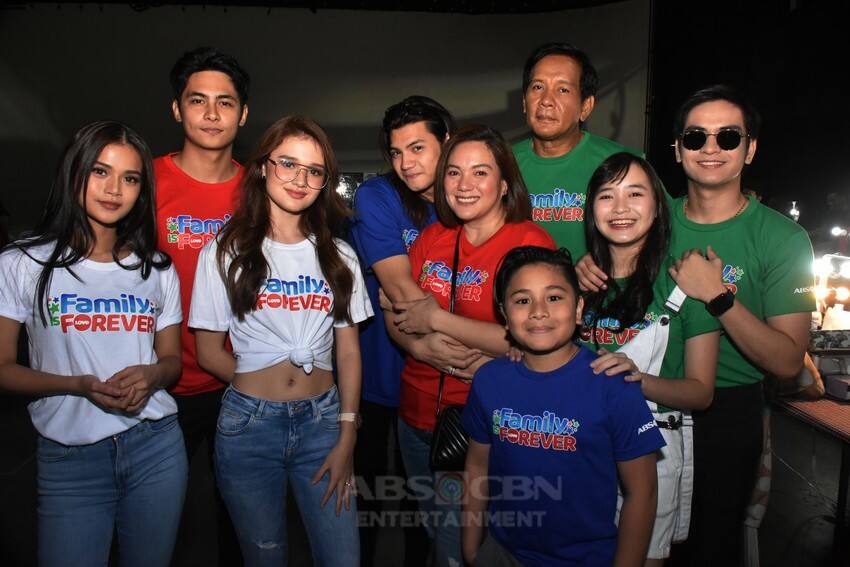Pamilya Ko cast in Christmas station ID