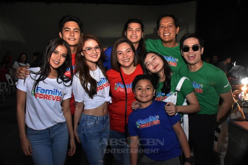 Pamilya Ko cast in Christmas station ID