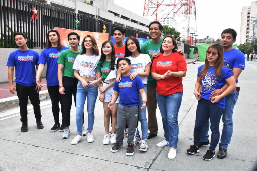 Pamilya Ko cast in Christmas station ID