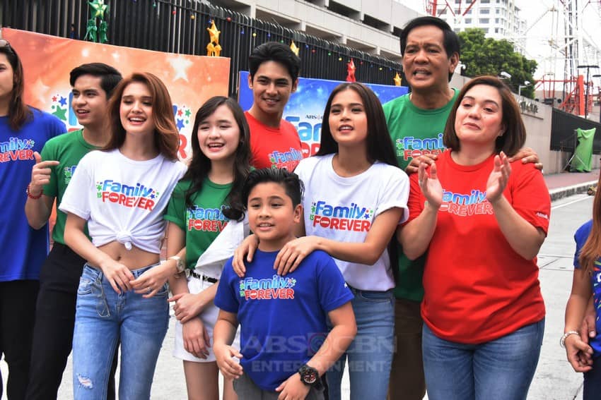Pamilya Ko cast in Christmas station ID