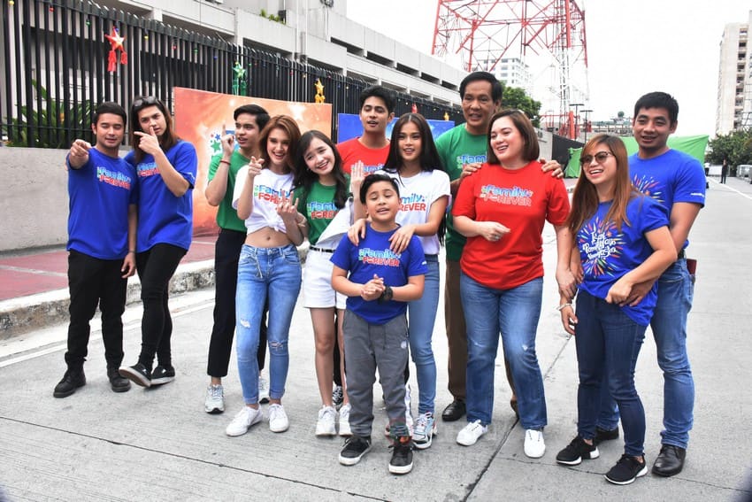 Pamilya Ko cast in Christmas station ID