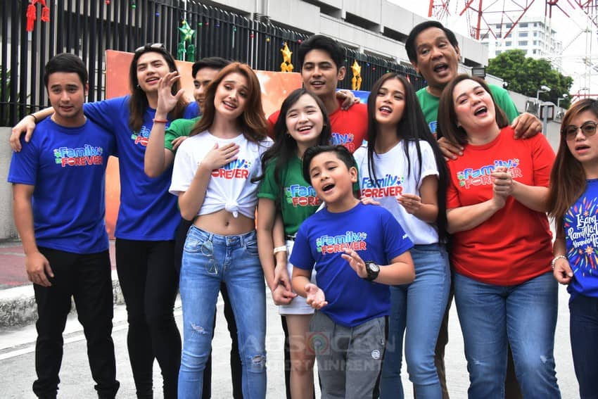 Pamilya Ko cast in Christmas station ID