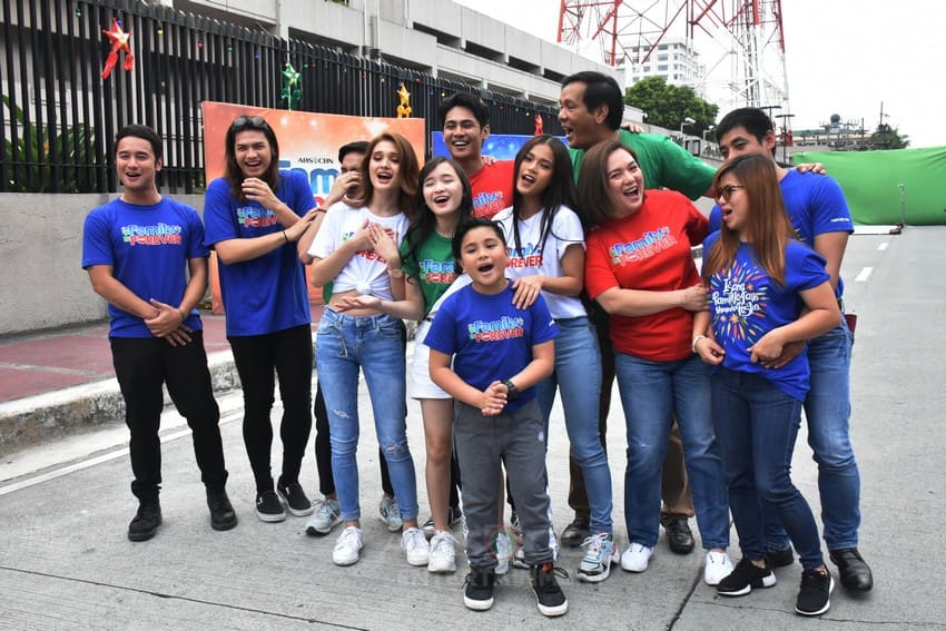 Pamilya Ko cast in Christmas station ID