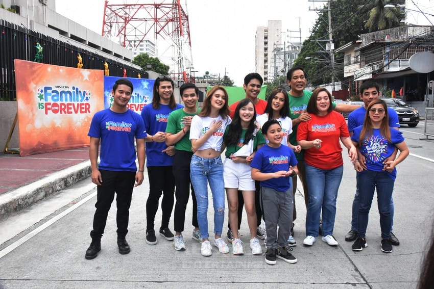Pamilya Ko cast in Christmas station ID