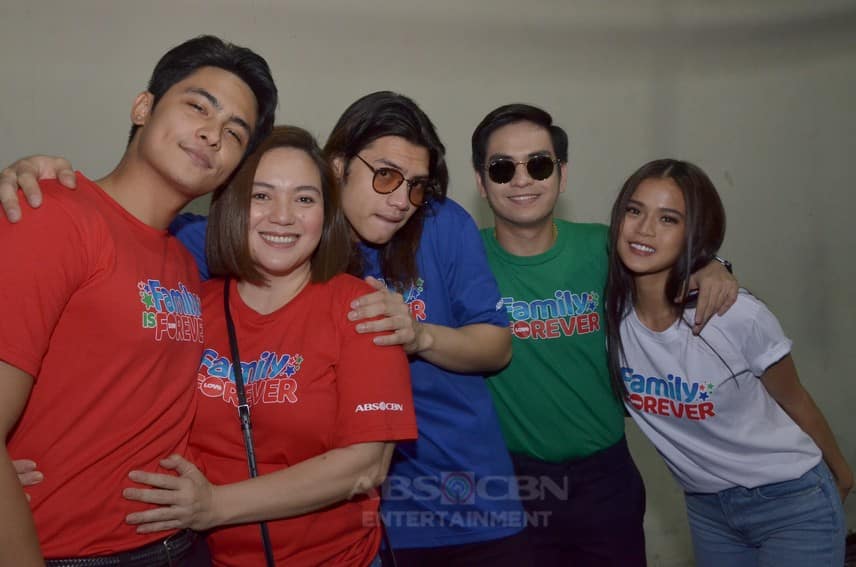 Pamilya Ko cast in Christmas station ID
